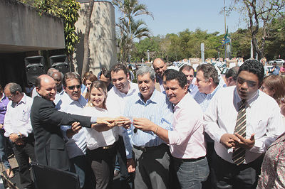  Prefeitos e conselheiros tutelares de 32 municípios receberam os veículos e computadores