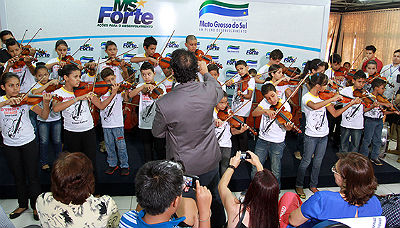 Um dos projetos sociais da Fundação Ueze Zahran é a orquestra infantil de violinos