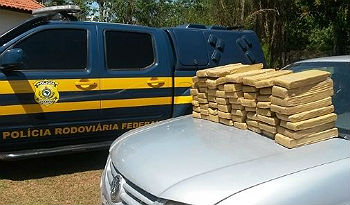 64 tabletes totalizando 56,8 quilos de maconha encontrados nos bancos e laterais