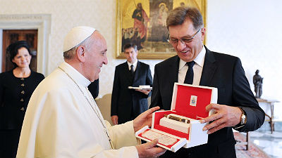 Papa Francisco recebe presente do primeiro-ministro da Lituânia, Algirdas Butkevicius, durante audiência privada no Vaticano
