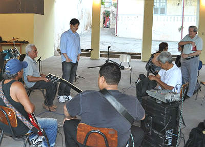 Prefeito prestigiou ensaio do grupo que se apresenta no show de aniversário (Foto: Marcos Boaventura)