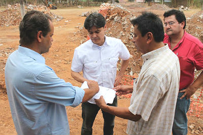 Prefeito vistoria construção da rede de drenagem no Guarani (Foto: Kleverton Velasques)