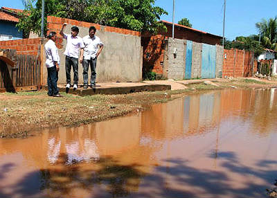 Durante visita, prefeito anunciou que problema do Loteamento Pantanal vai acabar com drenagem (Foto: Kleverton Velasques)