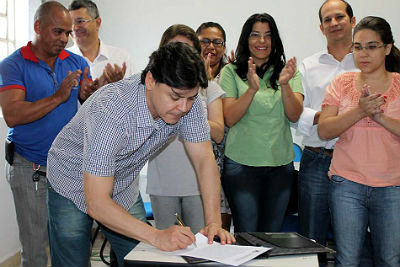 Durante cerimônia, prefeito pregou um trabalho em parceria com os novos conselheiros (Foto: Kleverton Velasques)