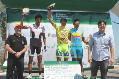 Gallardo recebeu o troféu de primeiro colocado do prefeito Paulo Duarte (Foto: Kleverton Velasques) 