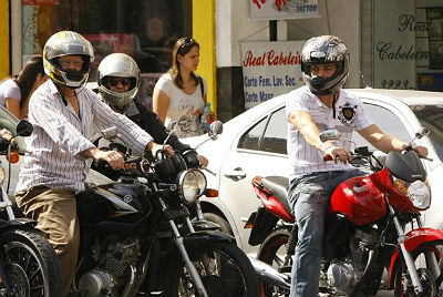Pode levantar a viseira do capacete quando a moto estiver parada