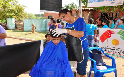 Corte de cabelo foram um dos serviços ofertados pela assistência social