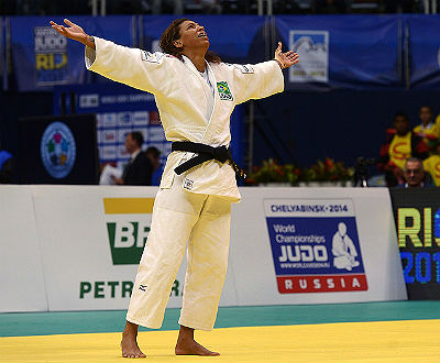 A judoca brasileira Rafaela Silva comemora título mundial no Rio de Janeiro, em agosto