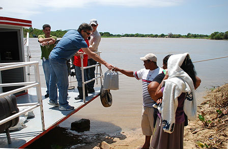 Entrega de EPIs aos moradores ribeirinhos do Pantanal. Foto: Sérgio Massao - MPT/MS 