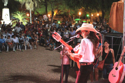 Seresta especial das crianças atrai pessoas de todas as idades à praça