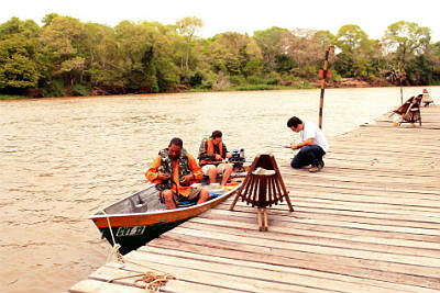 Técnicos aplicam questionários com turistas no Passo do Lontra (Foto: Kléverton Velasques)