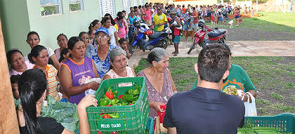 Comunidade sendo atendida em projetos executados pela assistência