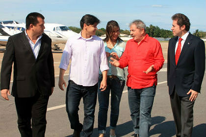 Prefeito Paulo Duarte recepciona o ex-presidente Lula no aeroporto