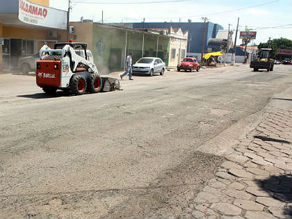 Recuperação das vias centrais começou pela Rio Branco (Foto: Clovis Neto)  