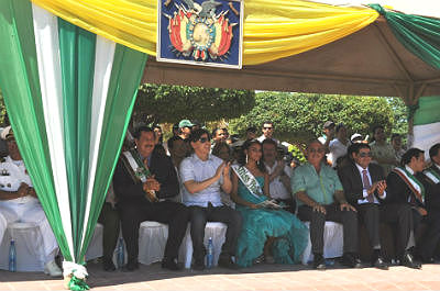 Desfile cívico-militar comemorou aniversário de Puerto Suárez