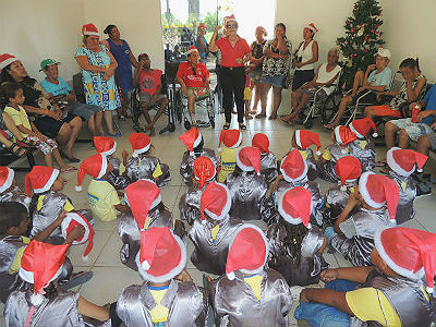 Alunos caracterizados com motivos natalinos realizaram apresentações