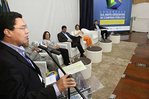 Douglas durante discurso no Sebrae
