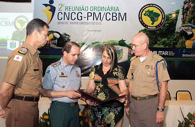 O relatório do grupo de trabalho realizado pelo CNCG-PM/CBM foi entregue à secretária nacional, Regina Miki 