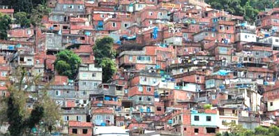 A favela da Rocinha, no Rio de Janeiro, é considerada a maior do Brasil. Moradores querem receber turistas