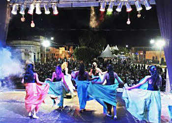 Apresentações acontecem no palco montado na Avenida 14 de Março