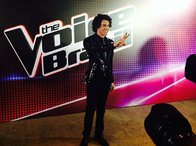 Sam faz o V da vítória após ganhar o The Voice Brasil