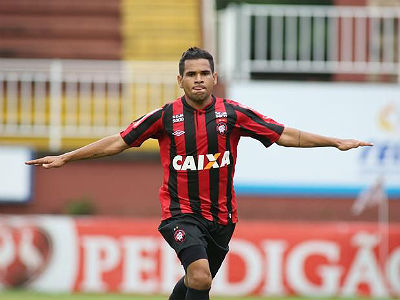 Ederson fez três gols e comandou a vitória do Atlético-PR sobre o Vasco