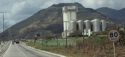Rodovia CE-253, que liga os municípios de Redenção a Pacoti, no interior do Ceará