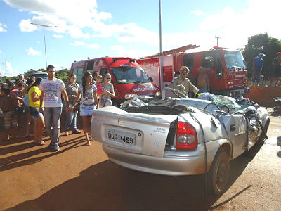Condutor perdeu controle da direção e caiu em cima de outro veículo