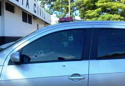 O veículo foi alvejado com pelo menos 9 disparos, segundo a Polícia Civil de Coronel Sapucaia, que investiga o caso