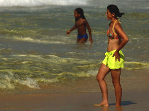 Espuma esverdeada que apareceu neste domingo (19) na Praia da Barra da Tijuca