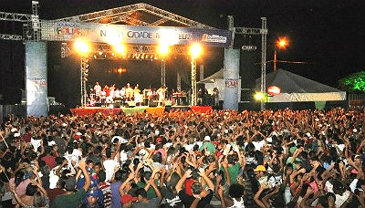 Carnaval no Douradão reunia milhares de foliões