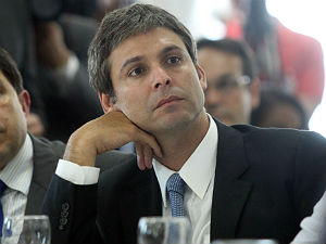 Pré-candidato ao governo do Rio, senador foi absolvido em ação penal, mas ainda responde a inquéritos no Supremo