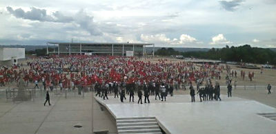 Foto tirada de dentro do prédio do STF mostra manifestantes do MST que tentaram invadir o prédio do Supremo; ao fundo, o Palácio do Planalto