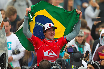 Gabriel Medina é carregado pelos torcedores após faturar etapa de abertura do Mundial de surfe Kelly Cestari / ASP