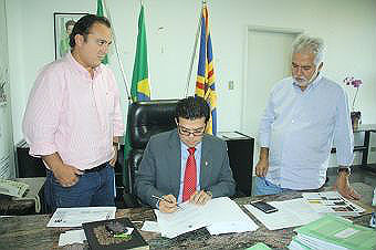 Gilmar Olarte assina a ordem de serviço para o recapeamento