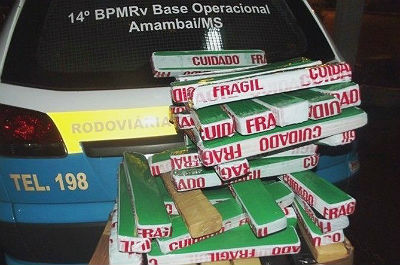 Maconha em tabletes estava embalada em fita adesiva em com 'cuidado frágil'