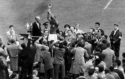 Bellini e o gesto que entrou para a história do futebol mundial após a conquista da Copa de 1958