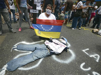 Manifestantes anti-governo durante uma marcha contra o presidente venezuelano, Nicolas Maduro, em Caracas, neste sábado, 29 de março