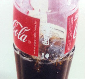 Corpo estranho é encontrado em uma garrafa de vidro de 290 mililitros de Coca-Cola
