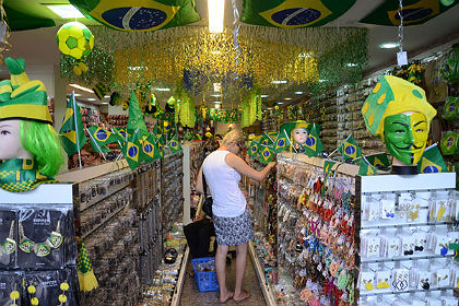 O comércio figura como o segmento em que mais empresários reduzirão o expediente na Copa