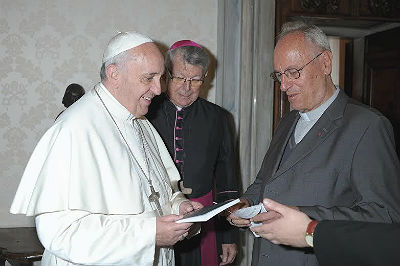 Presidente do Cimi, dom Erwin Kräutler entrega documentos ao papa Francisco
