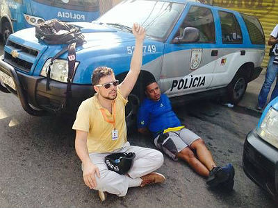 Repórter do GLOBO mostra hematoma no braço após ser detido