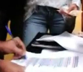 Segundo o Correio, após conferência de nome em lista, pessoas com crachá da Câmara entregavam dinheiro a apoiadores de votação