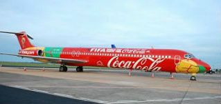 Patrocinado pela multinacional Coca-Cola, a aeronave foi pintada nas cores da marca de refrigerantes