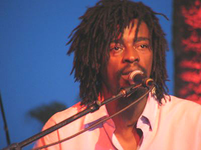 Seu Jorge costura festas na laje ou na cobertura