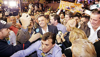 O tucano Aécio Neves participa de comício em Campinas (SP)