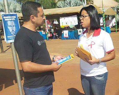 Agente de saúde aborda pessoas na praça Antônio João, em intervenção pró saúde do homem