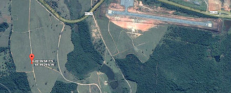 Local onde o grupo de fiscalização do Ministério do Trabalho e Emprego encontrou uma das frentes de trabalho de cortadores reduzidos a condições análogas às de escravo. Ao lado, o famoso aeroporto no município de Cláudio (MG)