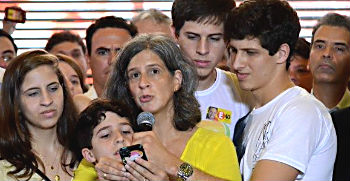 Renata Campos participa junto com os filhos de encontro com lideranças do PSB
