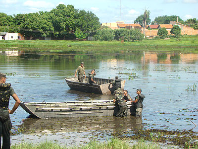 Militares realizam a limpeza da Lagoa Comprida (Foto: João Éric)